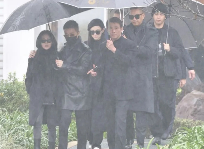 大s都走了1年了，亲朋好友，还是难以割舍她今年的雕像纪念活动，出席的人有S妈、具