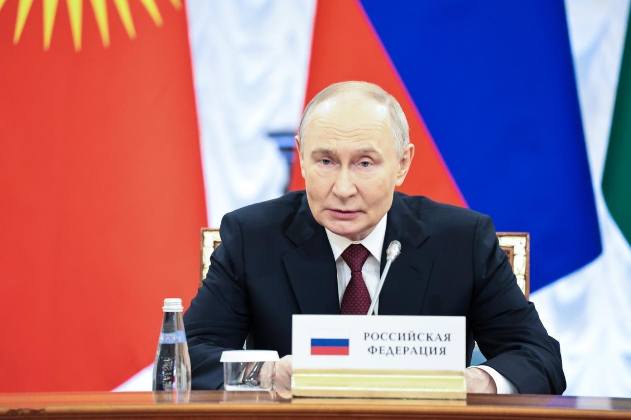 普京复仇不隔夜！就在俄军中将萨尔瓦罗夫被炸死第二天，俄军直接动用13架战略轰炸