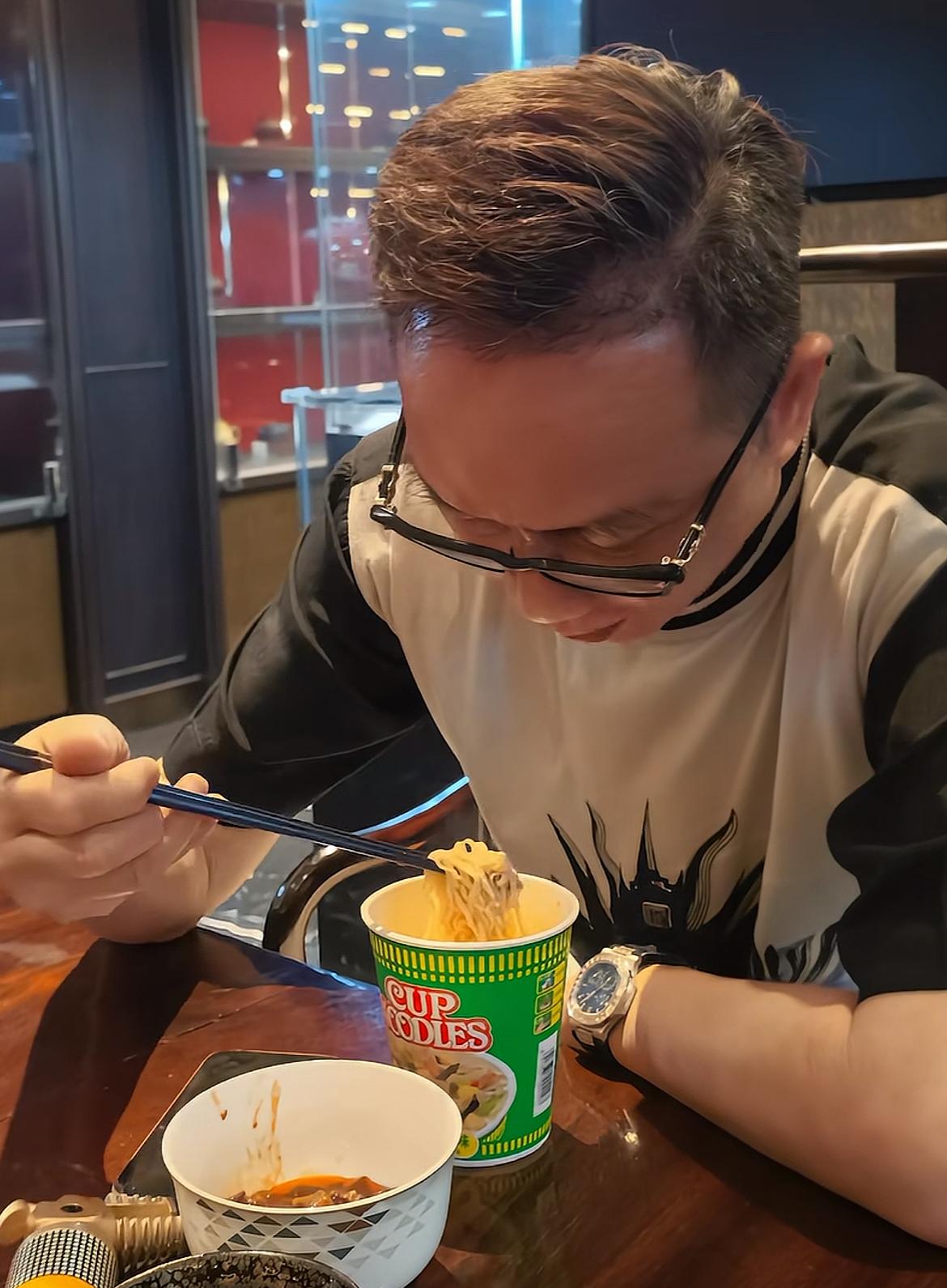 前上海首富周正毅这是落魄还是炫耀呢？戴140万的鹦鹉螺吃泡面，碗里的东西应该是