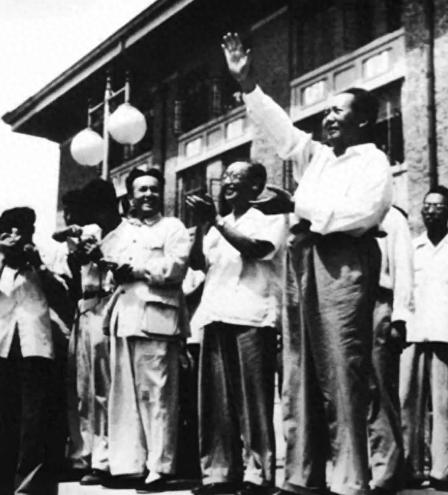 毛主席的神级操作，西方看傻眼！1956年，大资本家们排着长队，主动把工厂、地契、