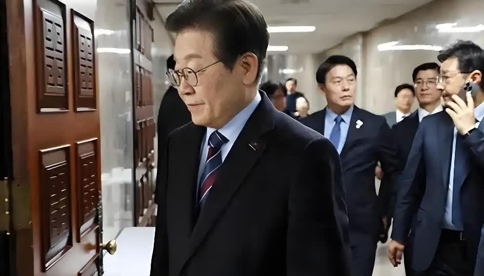 狐狸尾巴已经露出来了。从李在明出访日本的那一刻起，说明他就已经不装了！那些一早就