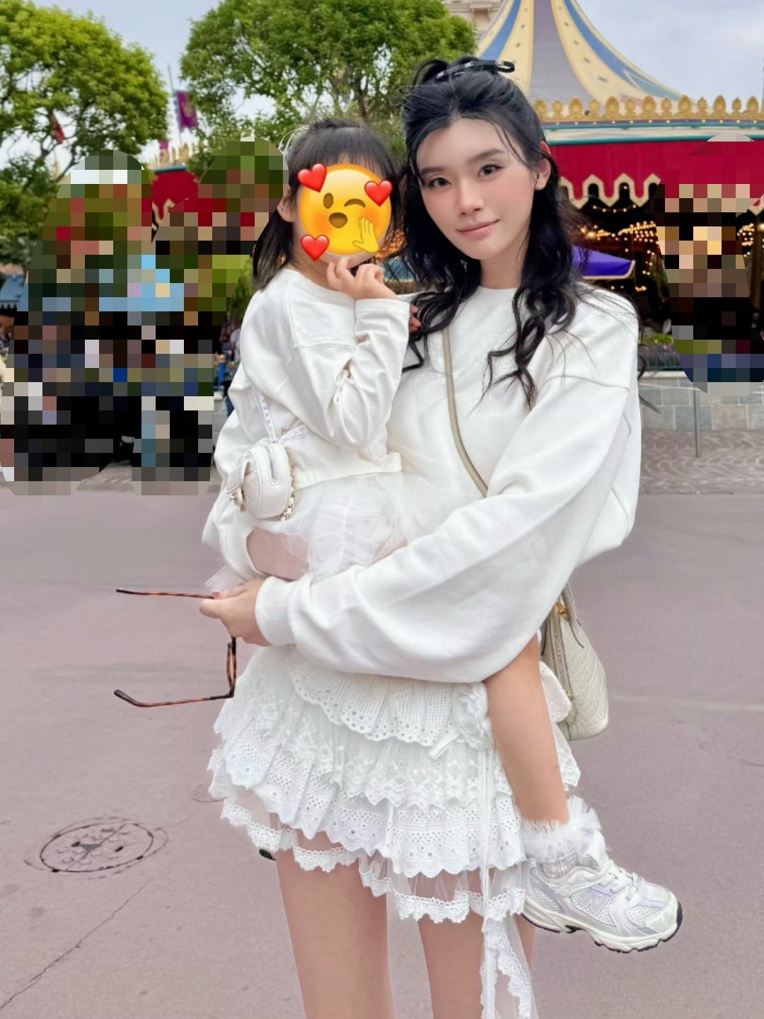 奚梦瑶女儿腿好长“国际超模”奚梦瑶带女儿逛迪士尼，4岁的Romee继承了超模妈