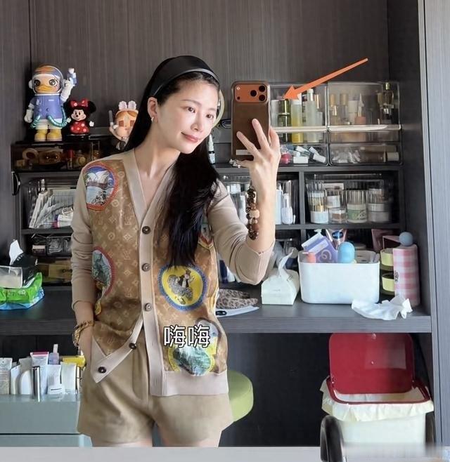 杜淳贴心陪伴王灿逛街，王灿手持新款iPhone17，肩挎LV与爱马仕，尽显时尚
