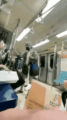 她这次碰到硬茬了，大妈在地铁上，不但用言语骂女子，还用随身携带的袋子拍女子。