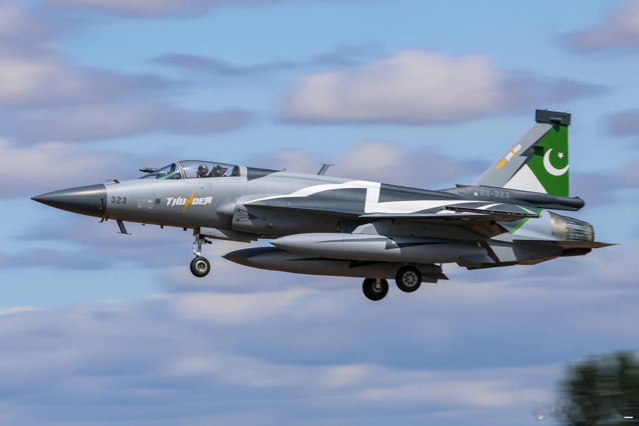 巴基斯坦空军JF-17C（即block3）战斗机、伊尔78加油机、C-130H