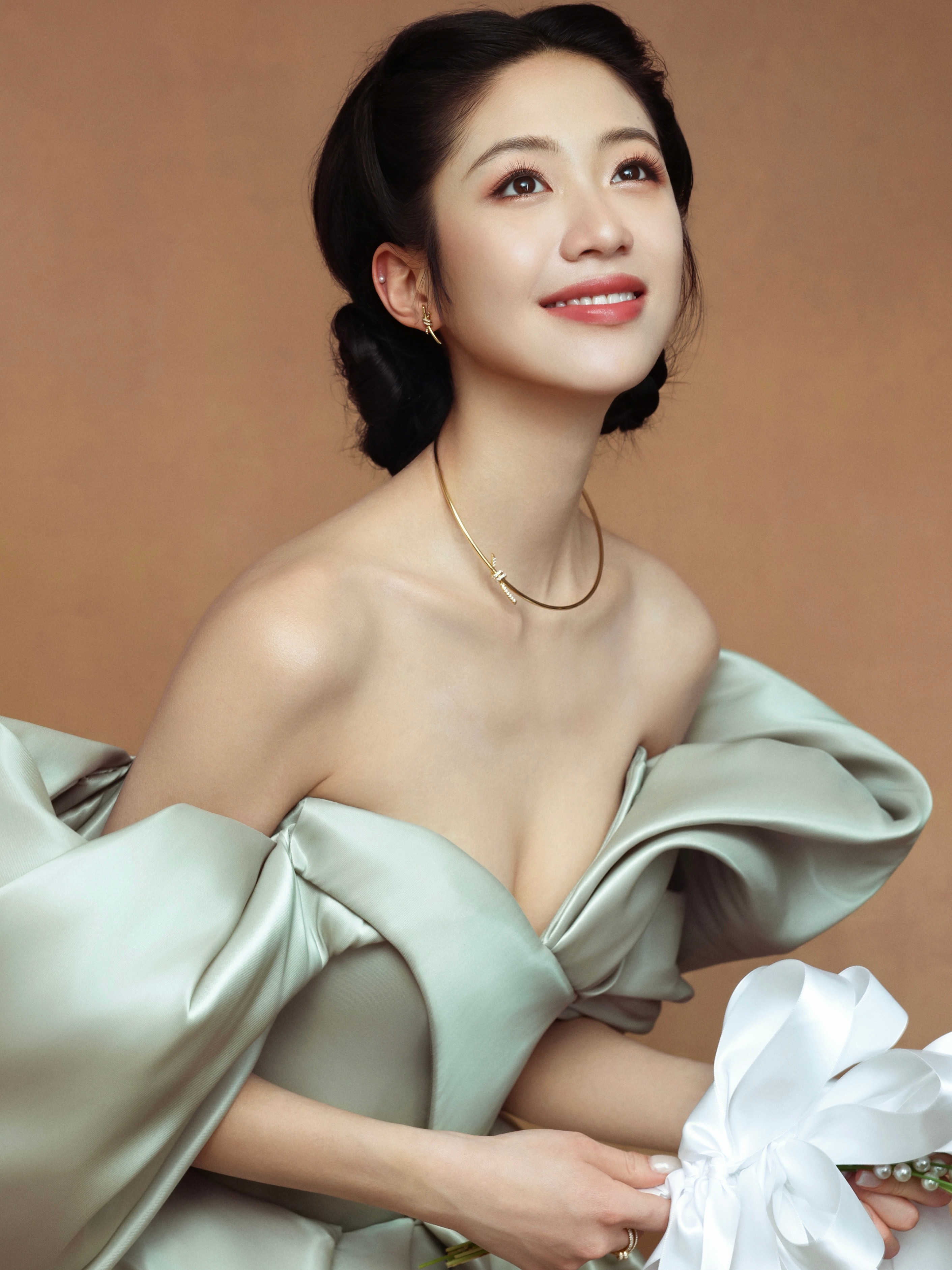 向涵之×搜狐时尚盛典，一袭露肩礼服搭配TiffanyKnot系列珠宝亮相