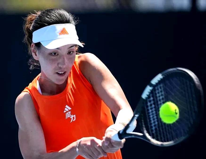 网球圈这事儿得聊聊王欣瑜。现在看她比赛，一身的赞助商标志，快赶上二维码了。