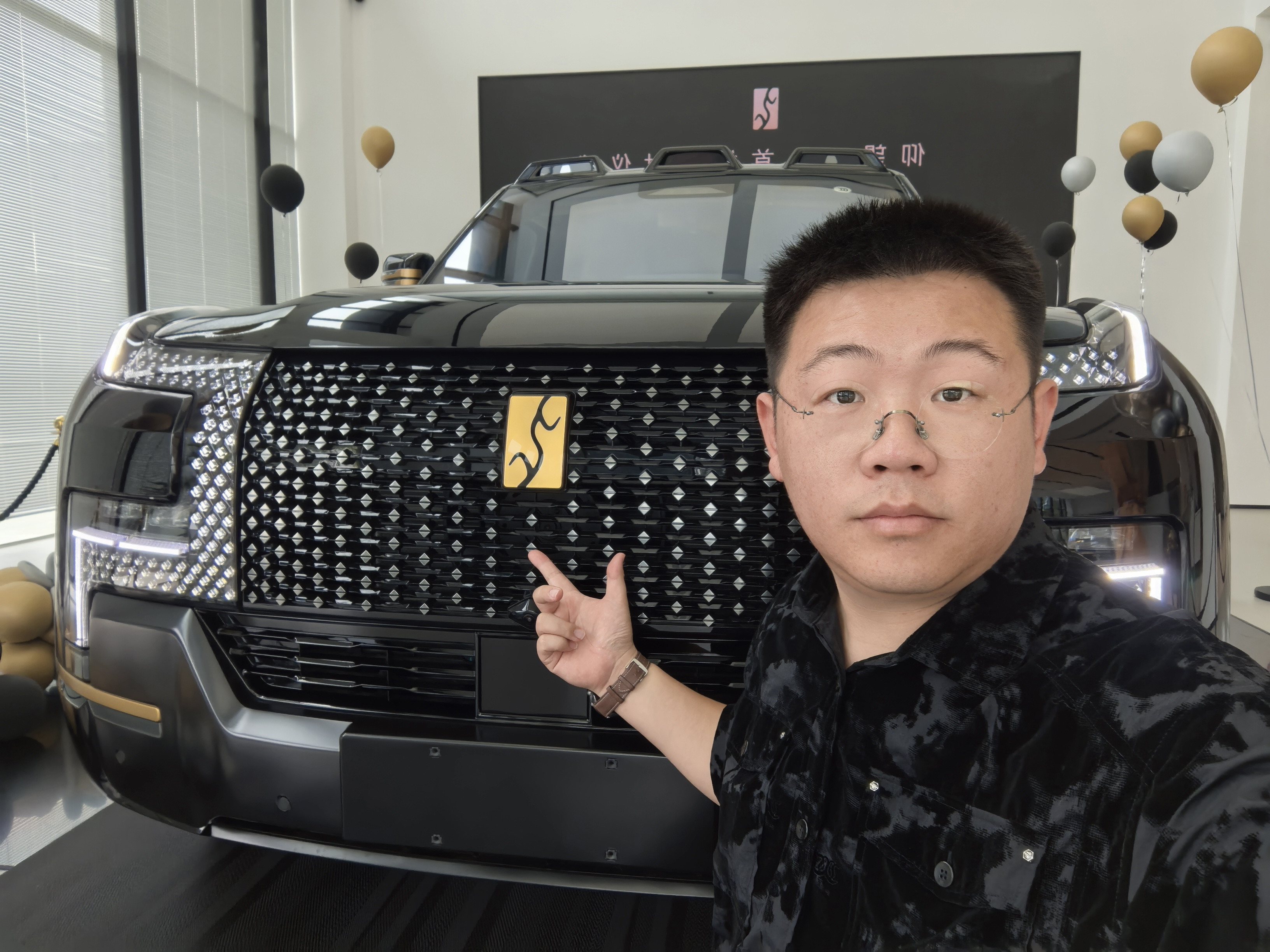 四川首台小黑金的仰望U8L今天提车了，阶段性的目标算是实现了，祝福我吧[哭哭]三十