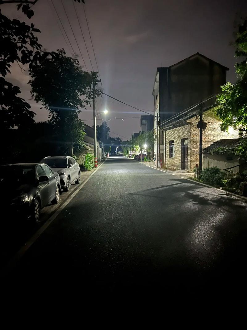 我爸真是把隔代亲演绎到了极致。昨天半夜两点，我女儿不知道做什么梦醒了，抱着我哭，