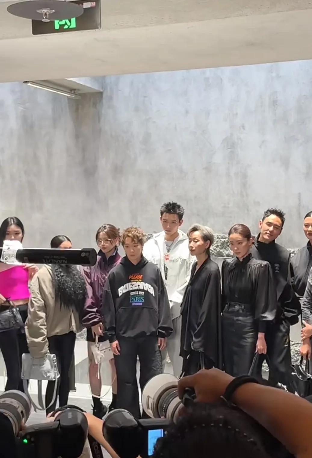 杂志群封级别的巴黎世家同框，杨超越美的很优越！！！​​​