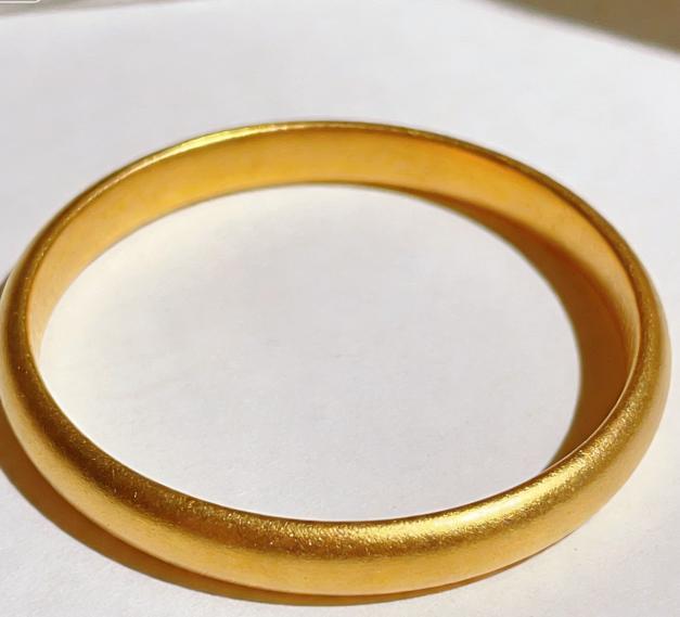 十年前我笑话大姐。整天戴个金镯子，金项链显得很老土。十年前大姐儿子刚毕业。每