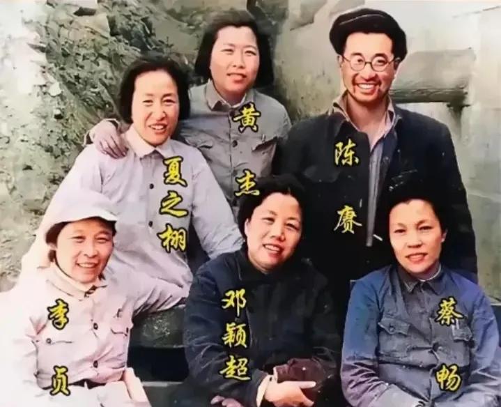 这是开国大将陈赓在延安时与五名杰出女性同框照，这里面有大家耳熟能详的周总理夫人邓