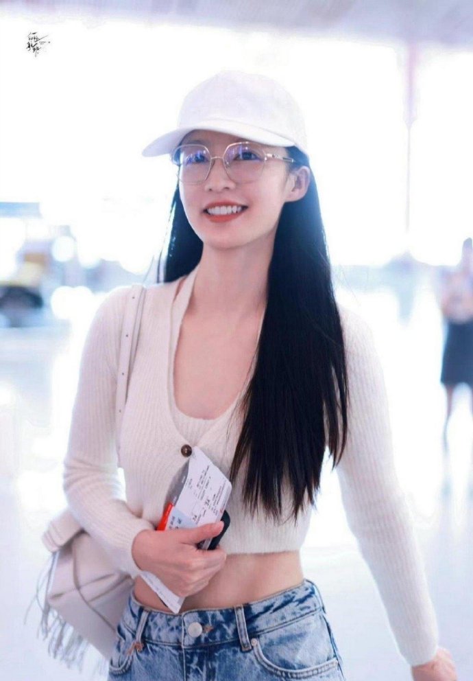 李沁这颜值真的绝了！美得耀眼夺目，还依旧满是年轻活力，状态好到犯规​​​