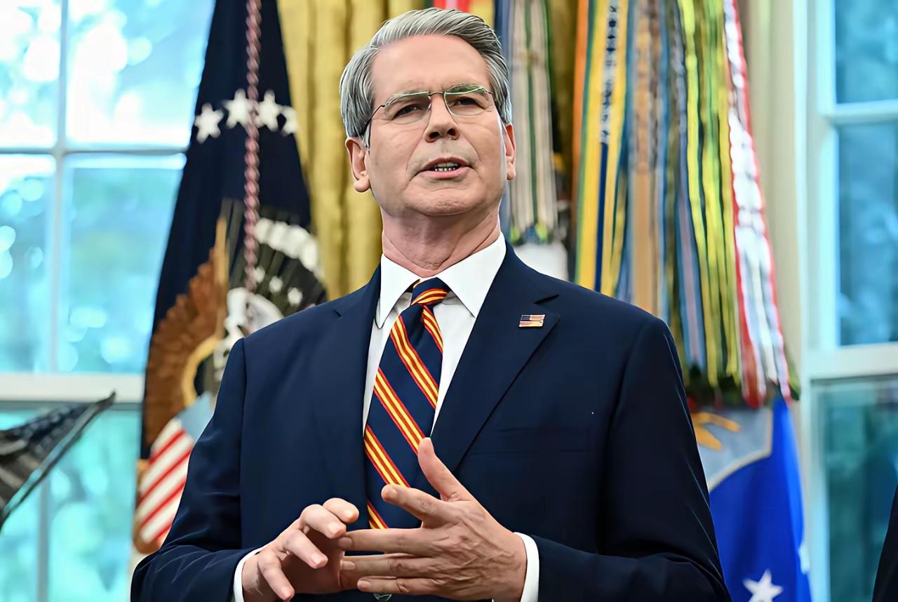 美国正为关税废立闹的沸沸扬扬，这场关税背后的重要推手贝森特沉默不语，一言未发。