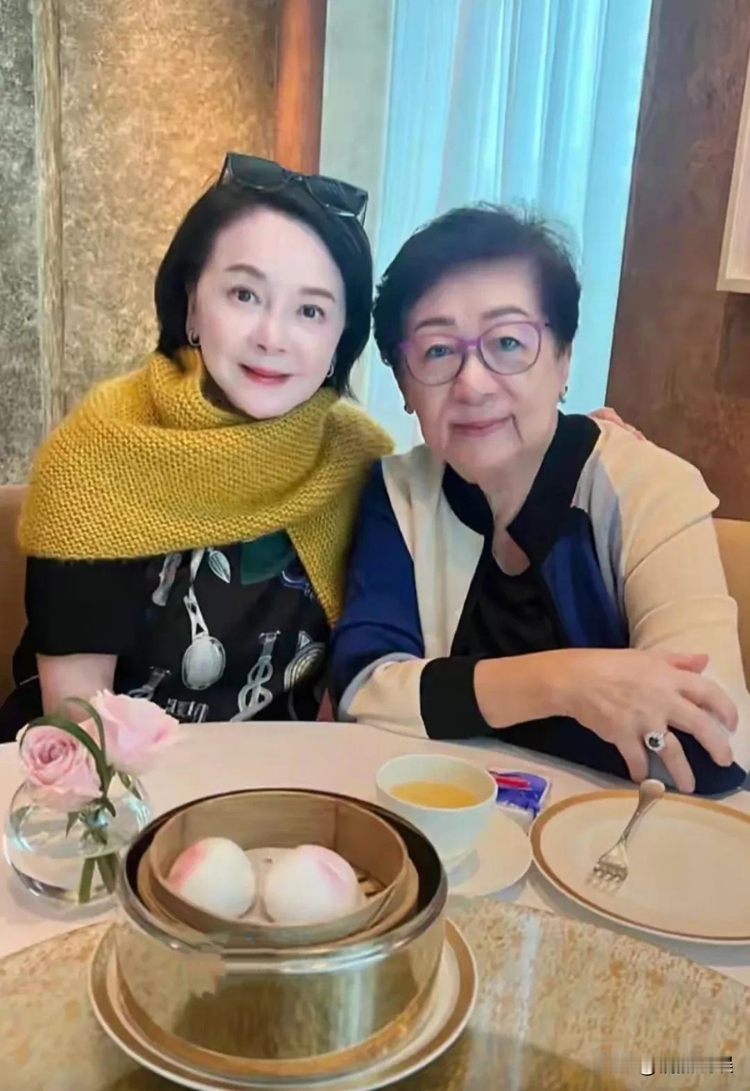 香港资深娱乐媒体人查小欣，晒照和梁朝伟妈妈聚餐，一起庆祝梁妈妈的86岁生日，梁朝