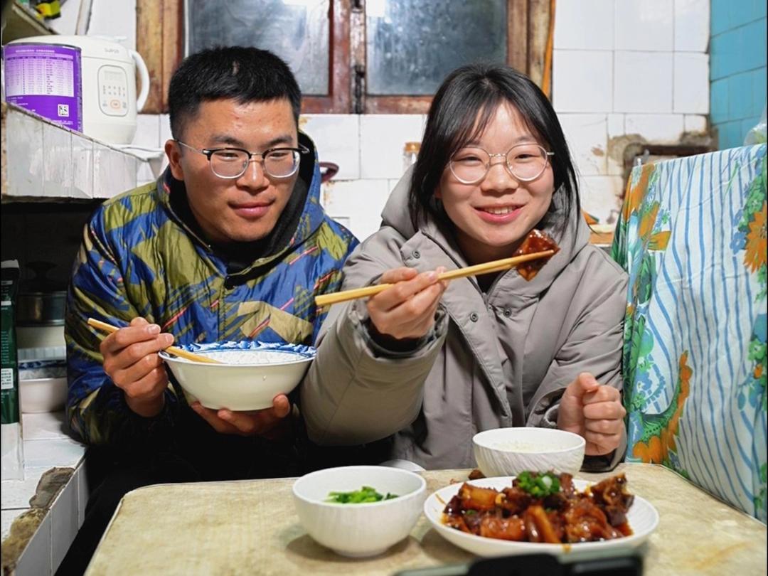 28岁小伙十年没吃饭，却天天给妹妹做美食！看完他的故事，手里的饭突然不香了武