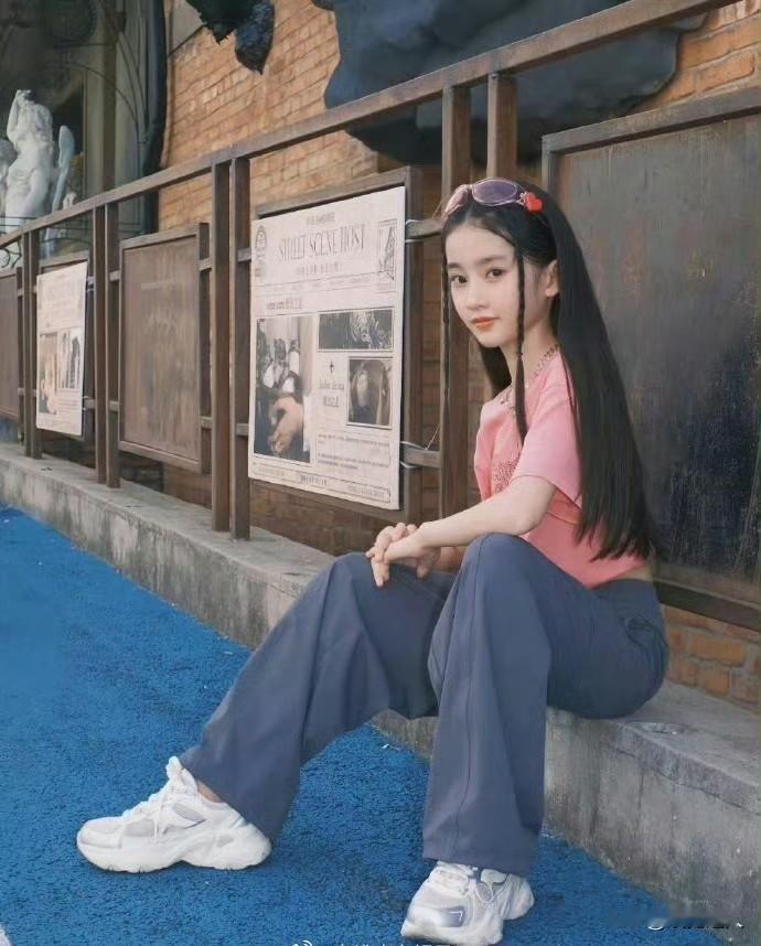 于正新签了个小艺人叫卢雅熙，这孩子才8岁，看着却格外成熟，完全不像这个年纪的小朋