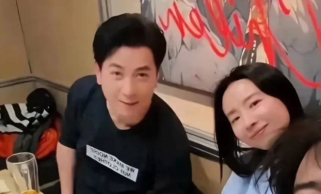 45岁董洁和男友人豪宅吃日料，穿蓝色衬衣素颜出镜胶原蛋白满满