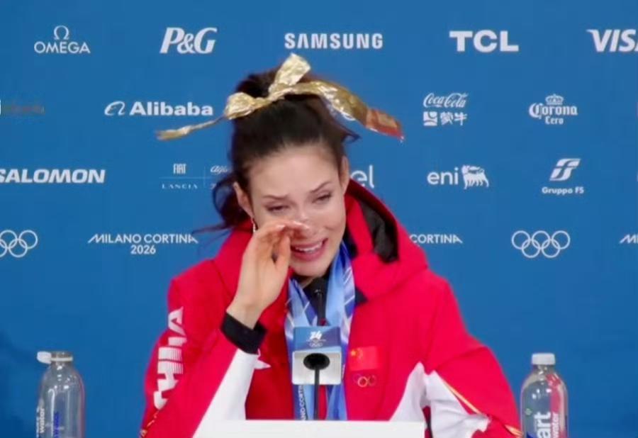 谷爱凌在夺冠后的发布会上哭的稀里哗啦，她泣不成声的说比完赛后才知道奶奶去世了，也