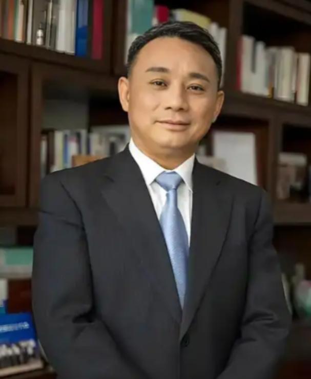一边是不少年轻人早出晚归挤地铁、赶考勤，辛苦一个月到手仅四五千元；另一边是部分退