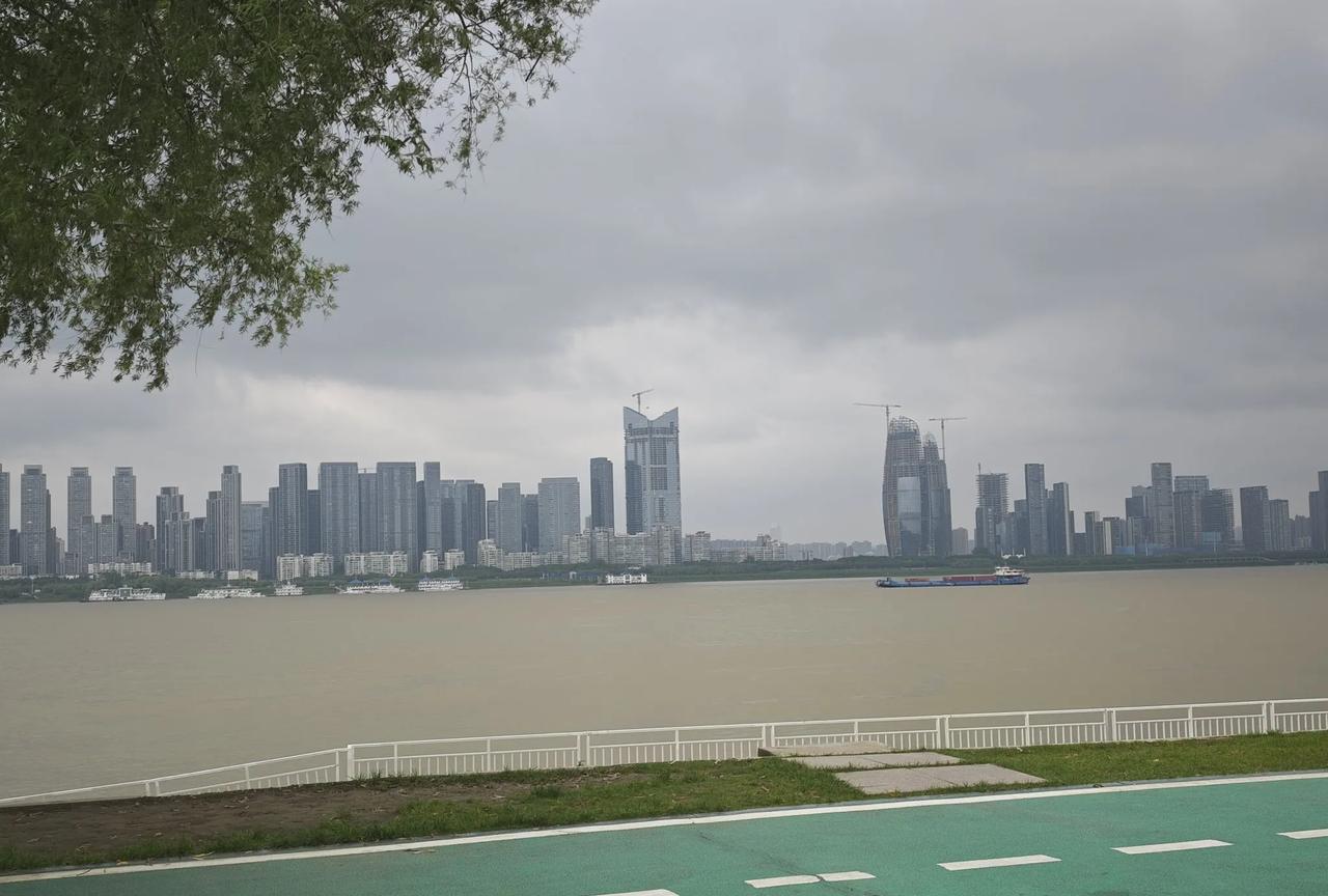 姆巴佩的个人能力那是无可挑剔的。法国队缺乏能将全队凝聚起来的人员，格列兹曼退役之