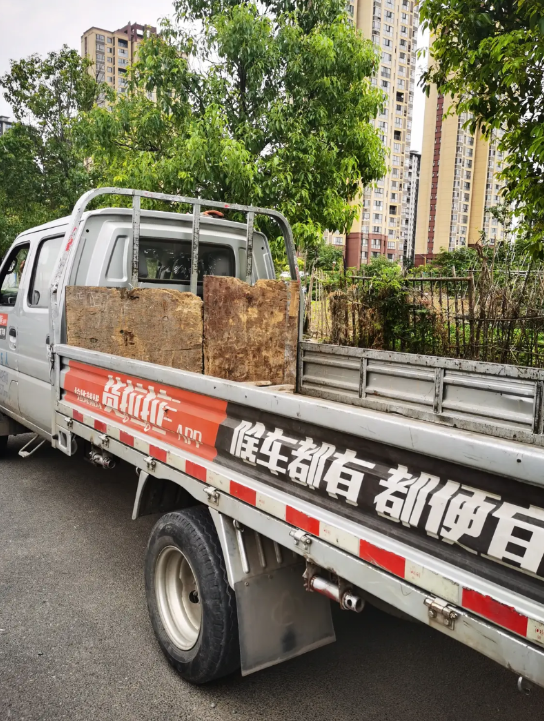 今天跑货拉拉给客户送货，车上就装了四大包货，到了目的地之后，没想到收货人自己不想