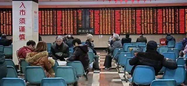 沪指早盘高开高走，创业板指、深成指高开回落后再度震荡拉升。午间收盘沪指涨0.95