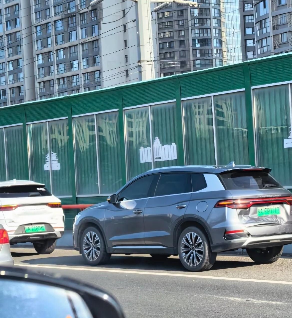 为什么现在的国产新能源汽车后面都有一个坑大家发现了没有，以前的燃油车如果是刮