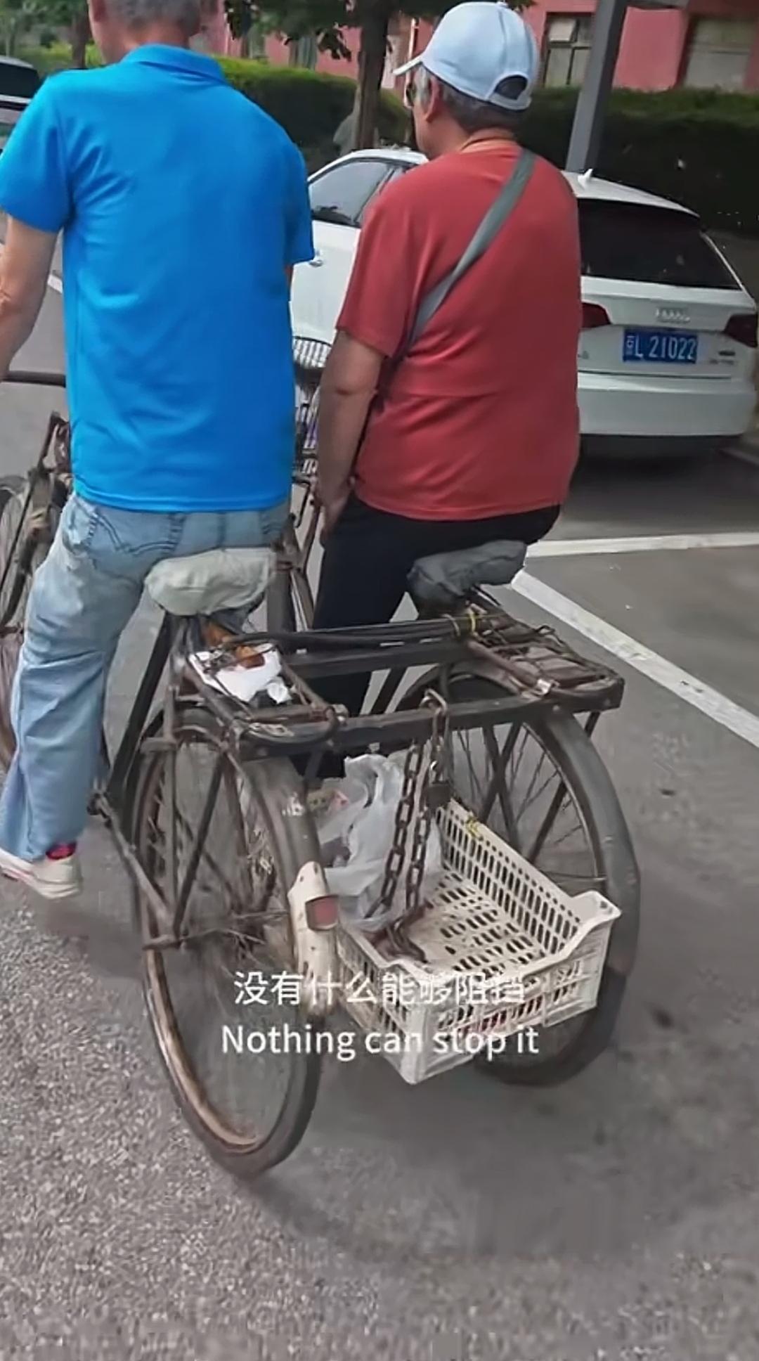 拼接改装双人自行车，两位老人竟潇洒骑上马路？两人一同骑行，体力好点的就负责踩踏