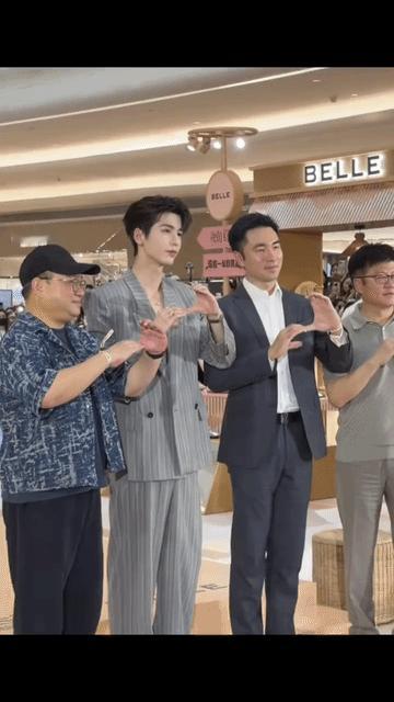 张凌赫旁边的这个总裁一点也不比张凌赫差，就是妥妥的精英霸总范儿，利落的发型，小麦