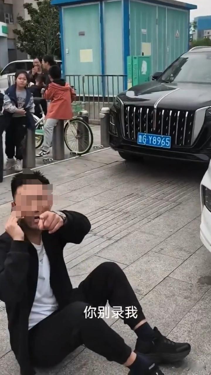 人肉占车位还碰瓷？车都停了几秒他才&34;啪&34;倒地，行车记录仪全拍下来了！山东某地，路边一个车