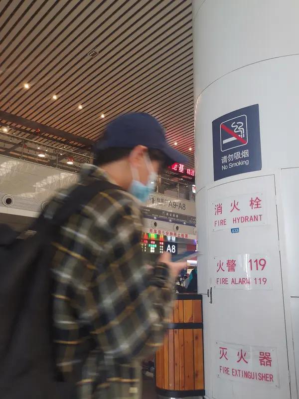 我觉得高铁站台没必要全面禁止吸烟。虽然高铁上吸烟会触发烟雾报警器，导致列车降速甚