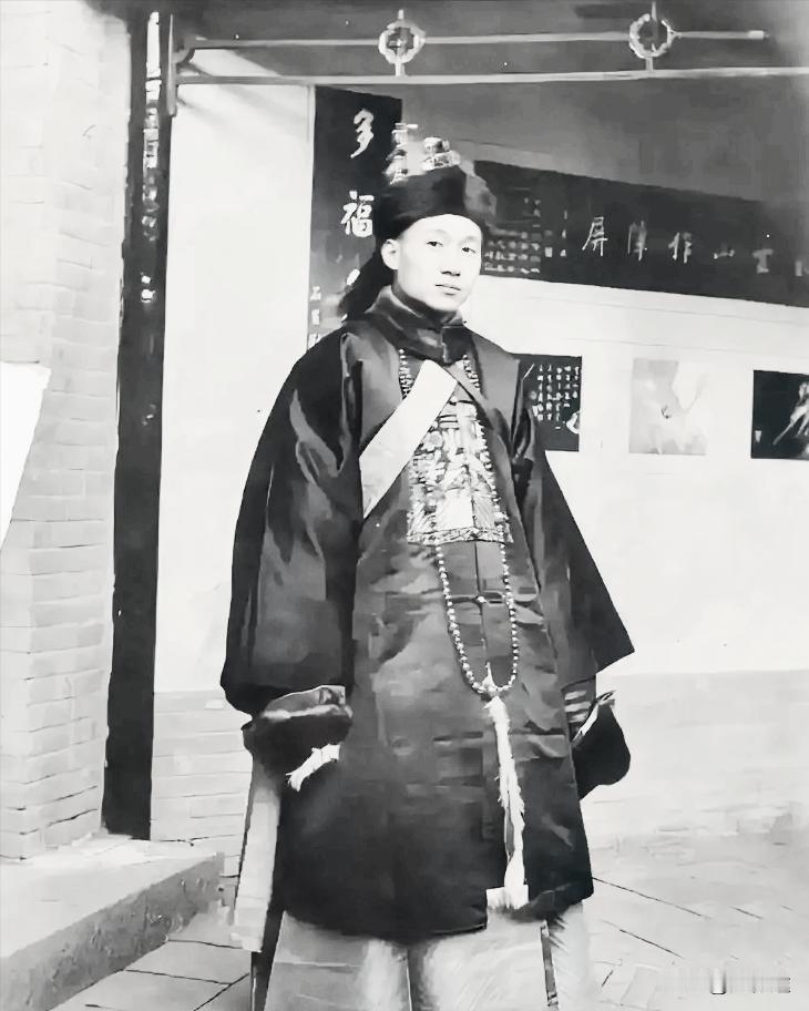1907年，山西，身着清朝官服的孔祥熙，时年27岁。这并非演员所扮演，确是货真价