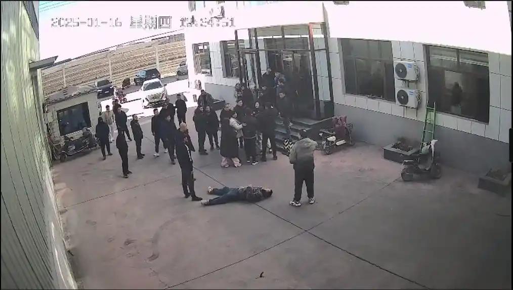 离谱至极！河北，一电力公司老板的儿媳因离婚纠纷，带人闯入公司，持刀砸门、脚踹财务