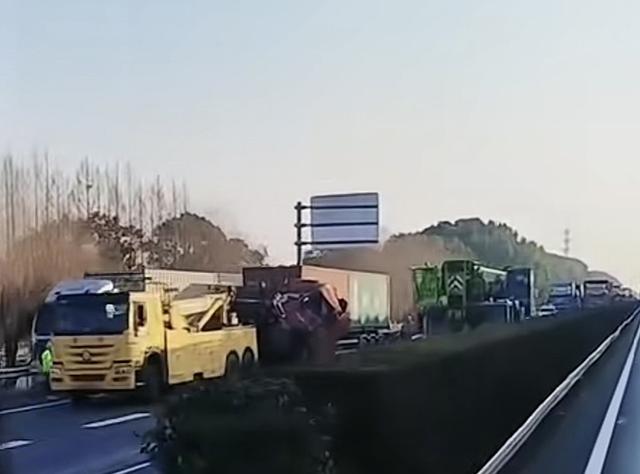 上海绕城高速: 三车事故致超10公里拥堵