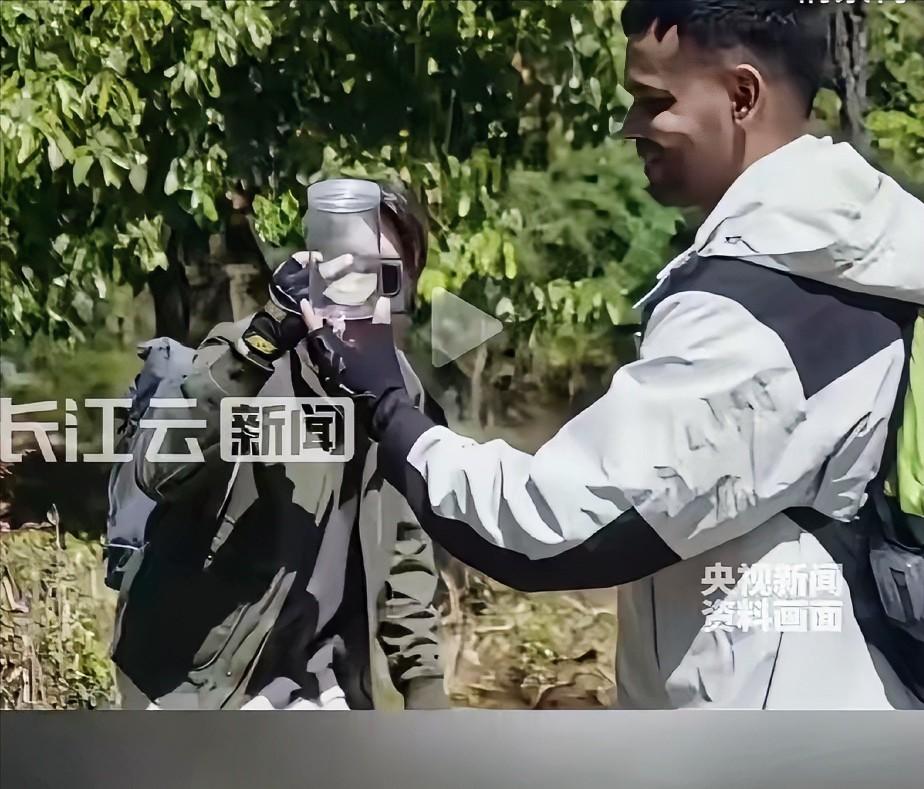 “立了大功”！武汉，一钓鱼佬郊外野钓，嫌2个老外一直在旁边吵，害他钓不到鱼，于是