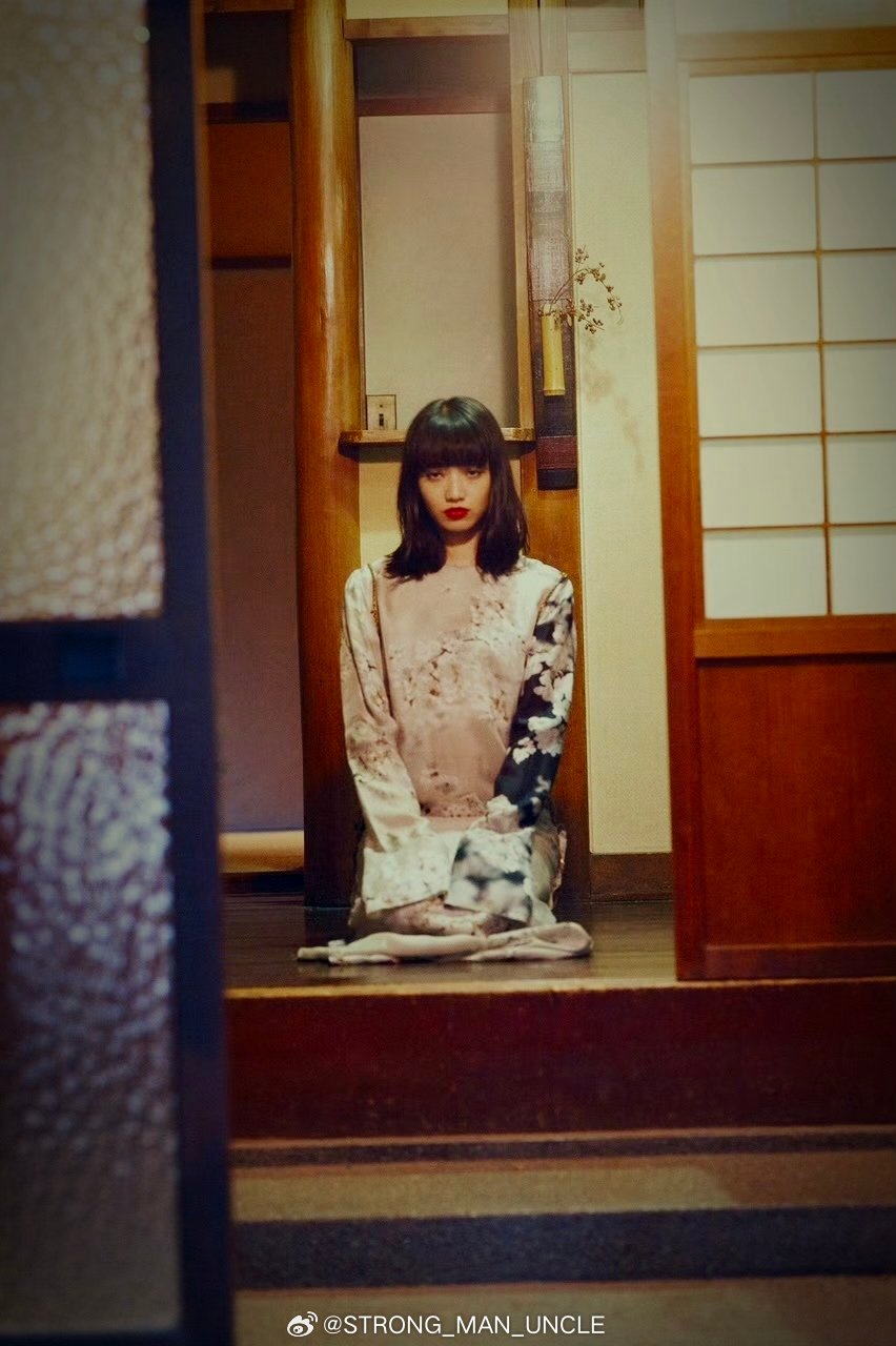 2016年，小松菜奈为《Purple》杂志拍摄的一幅写真。 ​​​