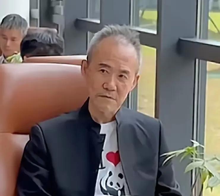 王石这是怎么了？改行当演员了吗？王石是不是受到小田妻子影响，改行做演员了？要靠
