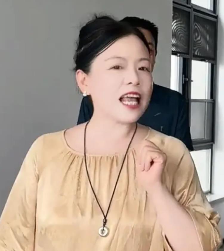 柴桑大姐说，自己也不知道，会给几个旁听席！柴桑大姐说：想要去的话可以，这是