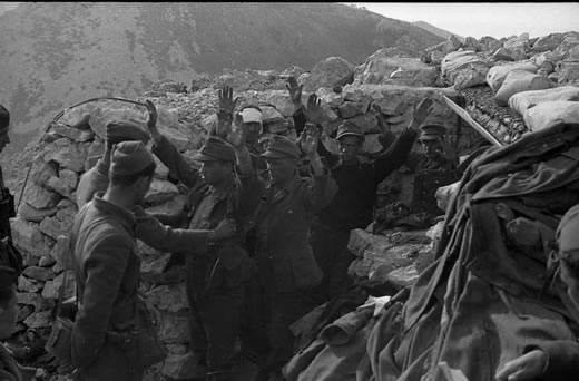 1945年4月的某个时候，南斯拉夫第12达尔马提亚突击旅的游击队员在克