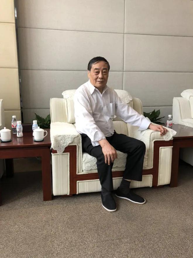 宗庆后的布鞋30块钱，一年也穿不坏，主持人急坏了：“宗老，您这带动不了经济发展啊