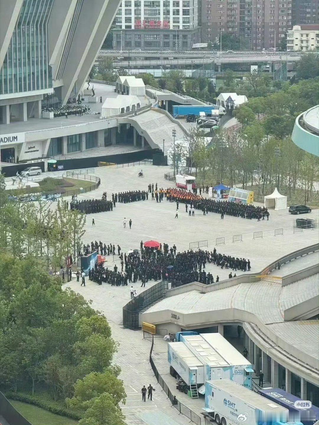 时代少年团上海演唱会安保​多的吓人了一个演唱会这么大阵仗最后还是灯牌好多啊哈