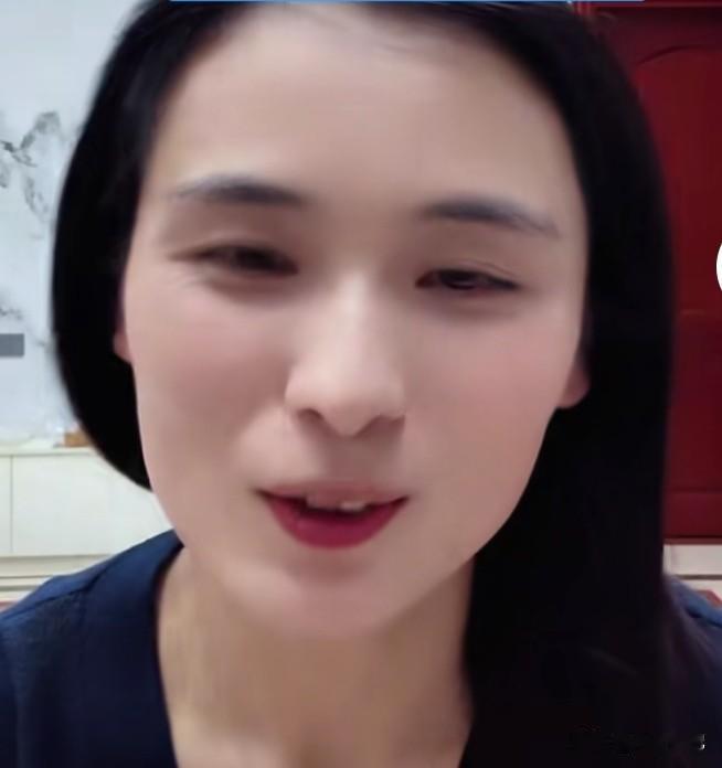 瑾汐又在莆田开起了直播，说家里的两个哥哥真的都对她太好了，无微不至的。所以说从小