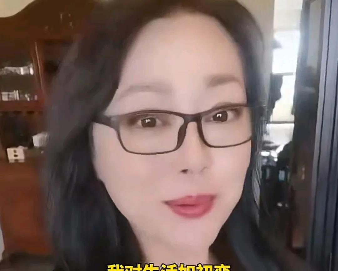 李菁菁现在让人不敢认了，体重从原来80多公斤一下子掉到不到60。一场重病，没有