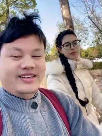 说下老邵这事儿，真的像开了个现实版的反差爽局。当年他在江西上饶的山里攒了10多