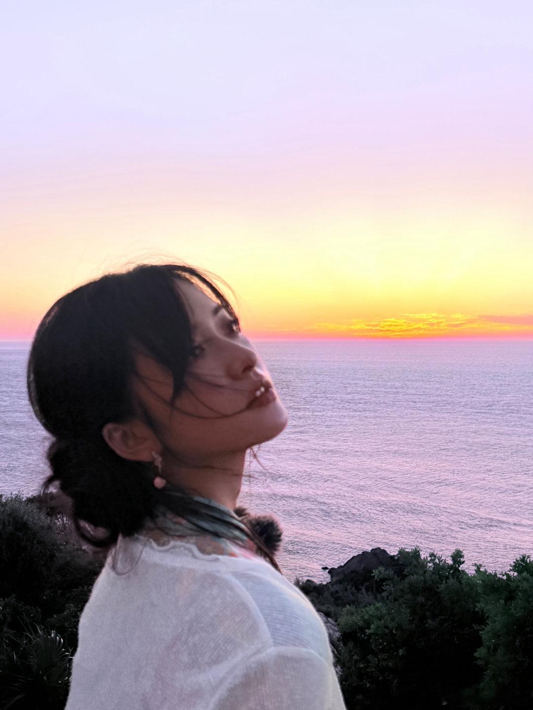 沈月晚霞海风沈月还有路过的晚霞与海风中餐厅最新live图里的沈月，被晚霞染成