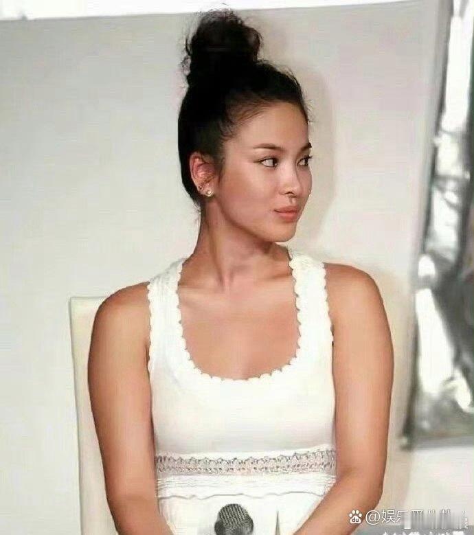 刚出道的宋慧乔肉肉的、有点壮实，满脸胶原蛋白，年轻又自然，状态真的好舒服～