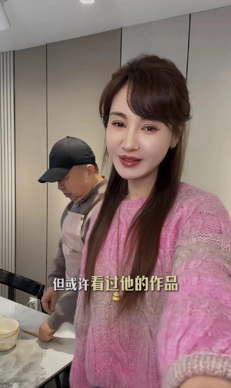 看到杨雪旁边这个长得像蓝战非的男人没？你绝对想不到，这居然是她心甘情愿为他放弃演