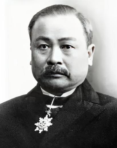 1982年，铁道部决定为詹天佑迁坟，未曾想，在挖开詹天佑墓的瞬间，竟看到