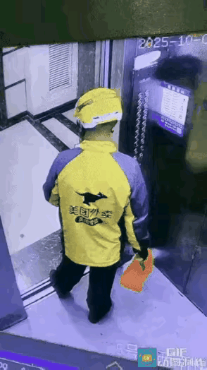 搞几个钱容易吗？踢那一脚就解恨了？也许是别人给了差评外卖小哥不高兴，也许是这个